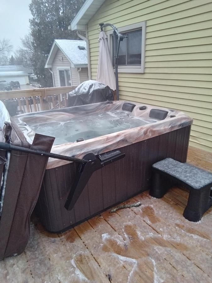 Outdoor Hot Tub And Cozy King Bed Apartment Lansing Exterior photo